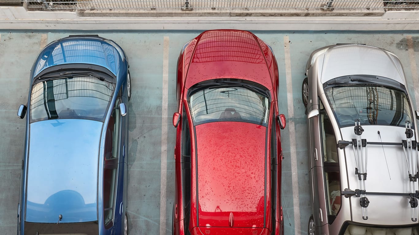 Drei Autos auf einem Parkdeck: Allein in Deutschland sind rund 50 Millionen Pkw zugelassen. Doch wissen Sie auch wie schwer so ein Auto ist?
