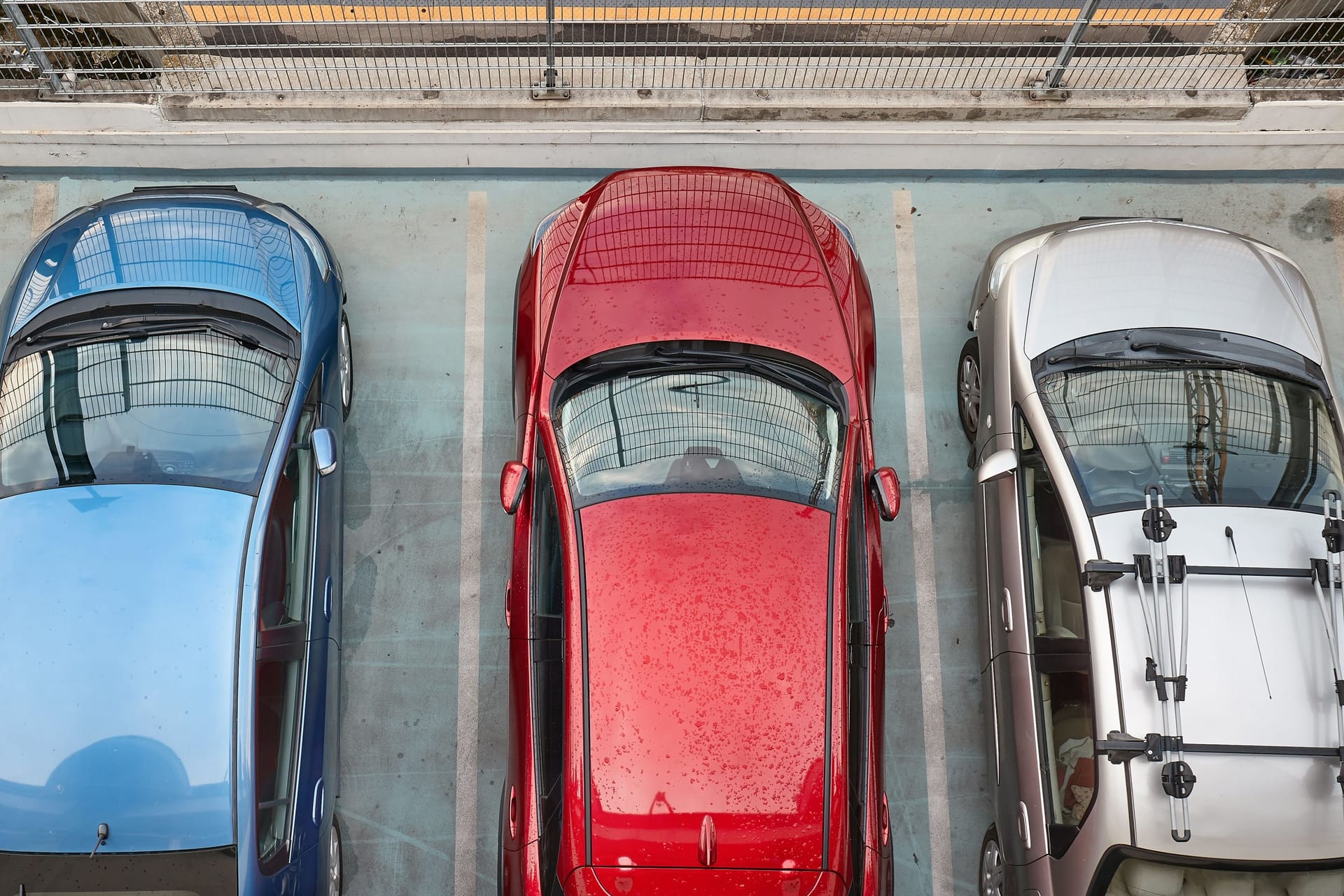 Drei Autos auf einem Parkdeck: Allein in Deutschland sind rund 50 Millionen Pkw zugelassen. Doch wissen Sie auch wie schwer so ein Auto ist?