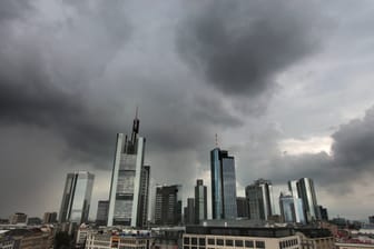 Dunkle Wolken über dem Bankenviertel in Frankfurt: An der Börse sollten Anleger jetzt Vorsicht walten lassen.