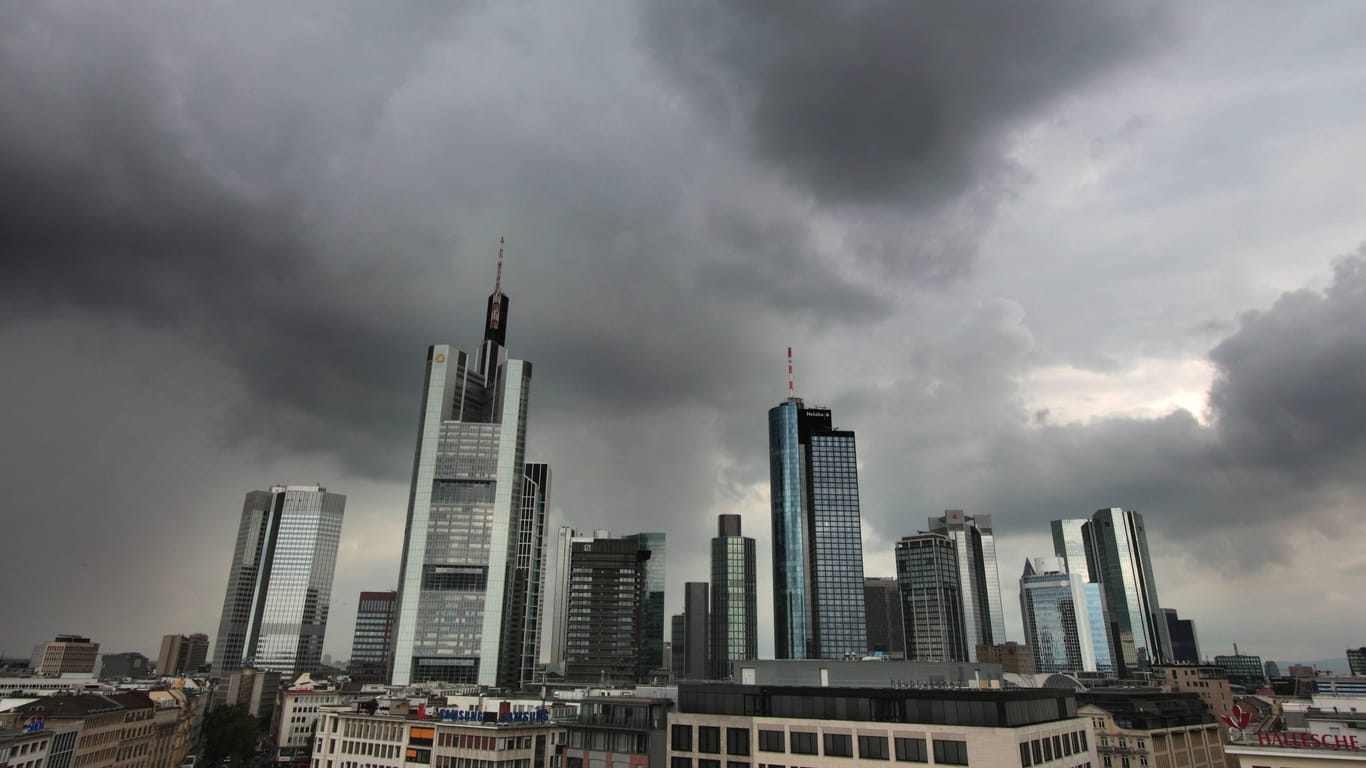 Dunkle Wolken über dem Bankenviertel in Frankfurt: An der Börse sollten Anleger jetzt Vorsicht walten lassen.