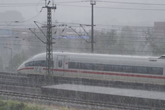 ICE bei starkem Regen (Archivbild): Das Unwetter könnte Einfluss auf den Bahnverkehr haben.