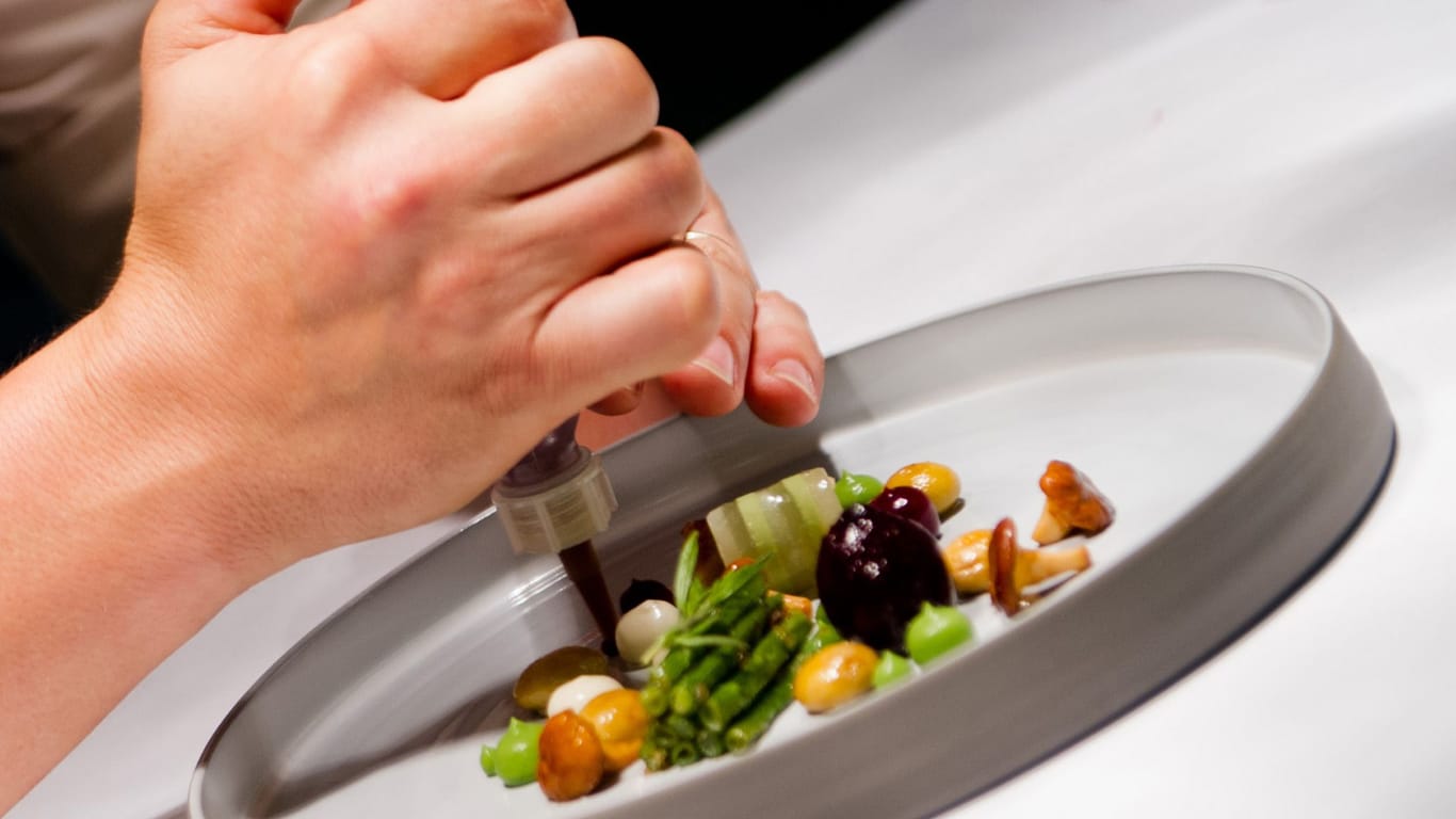 Kleine Portionen, großer Geschmack: Die Restaurantführer Gault & Millau und der Guide Michelin prämieren jährlich die besten Köche, Gastronomen und Service-Kräfte.