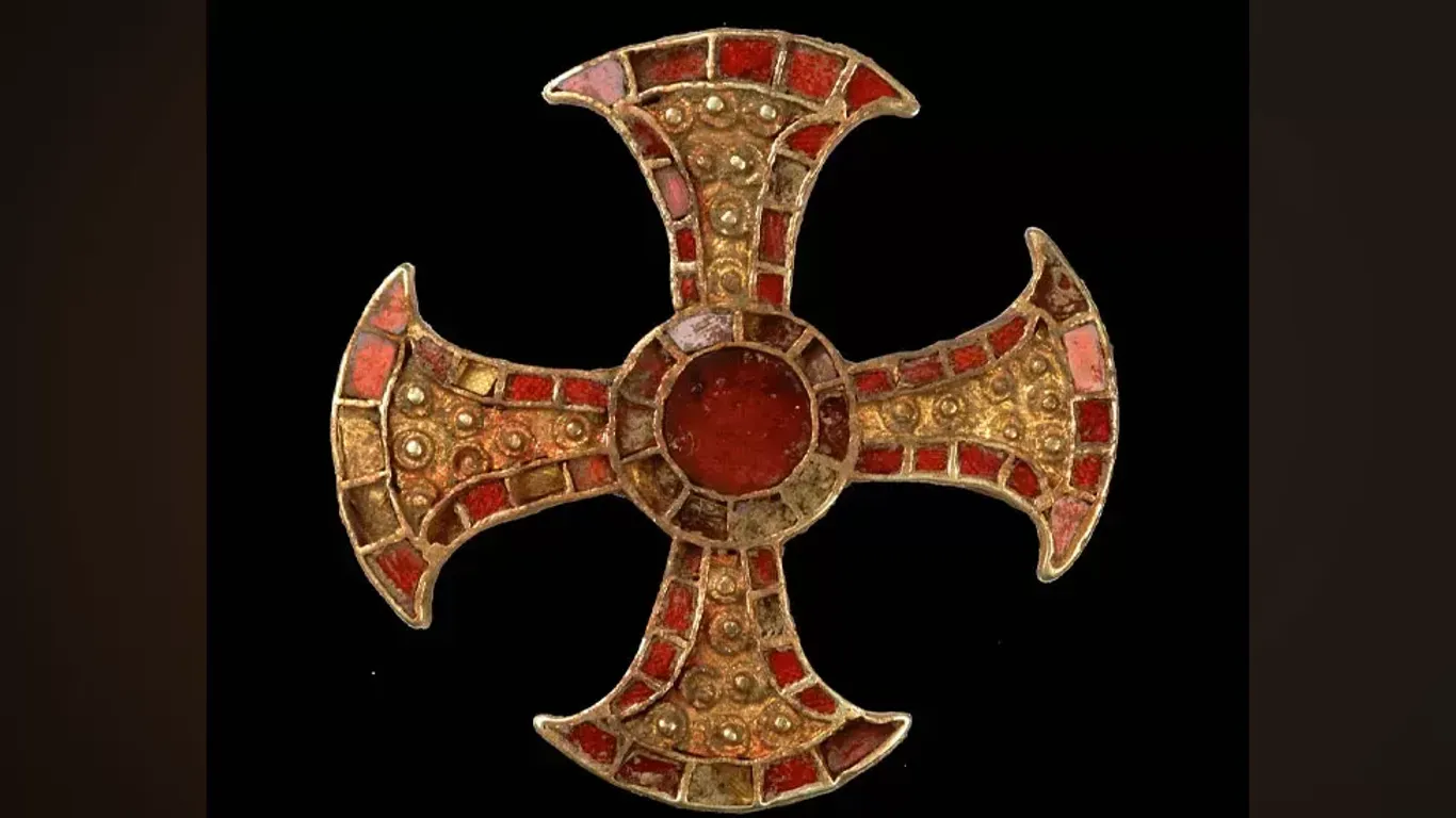 Dieses Kreuz aus Gold und böhmischem Granat wurde bei dem Skelett gefunden.
