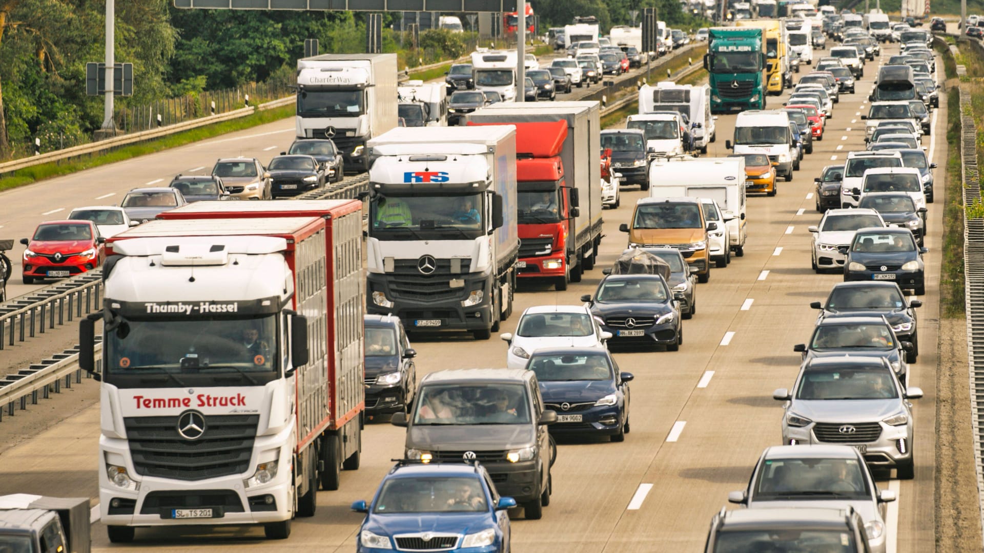 Stau (Symbolbild): Wenn die Sommerferien starten, sind besonders viele Autos auf den Straßen.