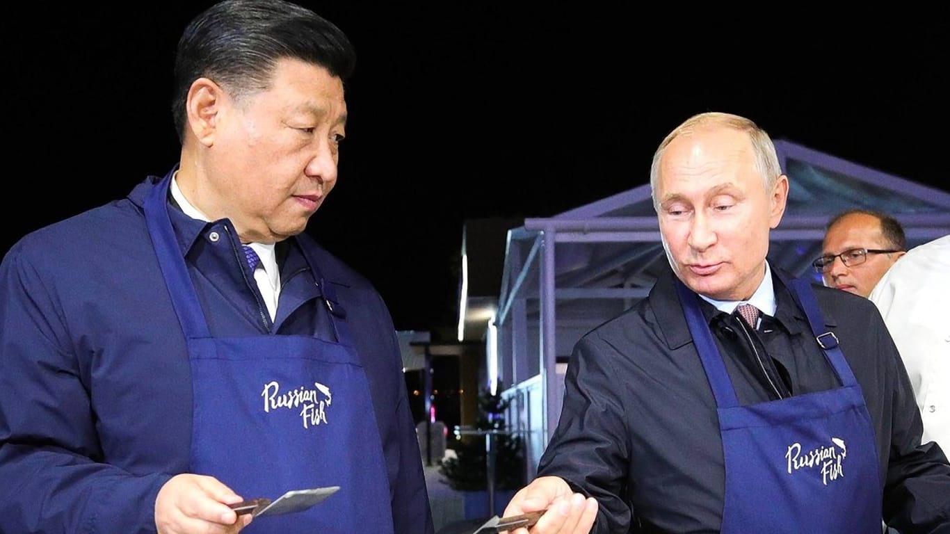 Xi Jinping und Wladimir Putin bei einem Treffen in Moskau 2018: Russland ist durch seinen Ukraine-Krieg vom Westen isoliert worden und von China abhängig.
