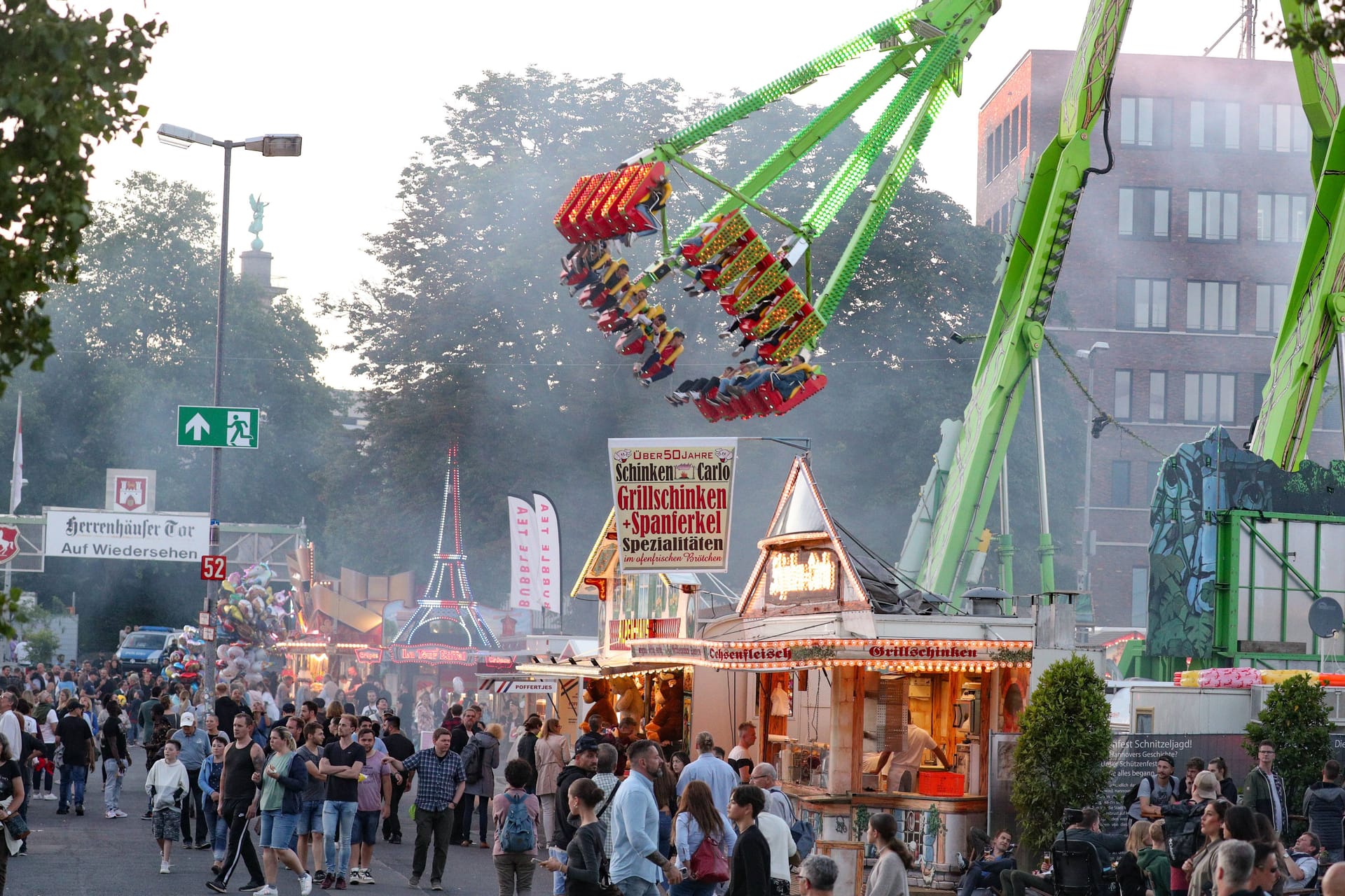 Besucher auf dem Schützenfest Hannover (Archivbild): Nach drei Jahren findet das Schützenfest Hannover wieder in voller Größe statt.