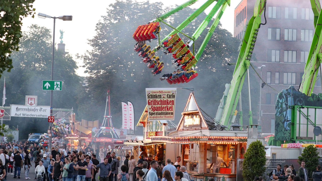 Besucher auf dem Schützenfest Hannover (Archivbild): Nach drei Jahren findet das Schützenfest Hannover wieder in voller Größe statt.