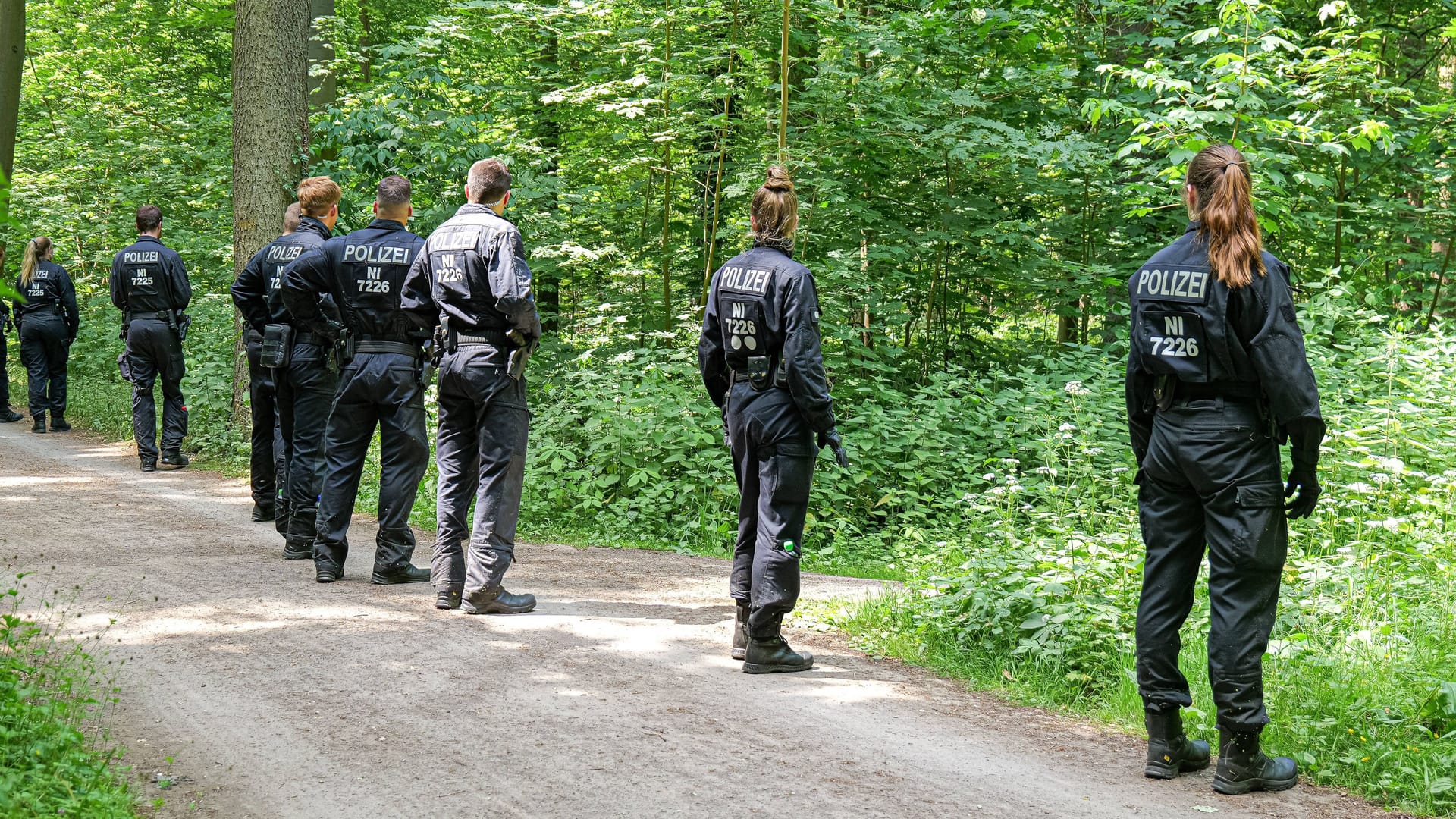 Personensuche mit Großaufgebot: Hundertschaften der Polizei durchkämmten die Eilenriede.