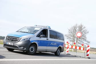 Polizei auf Usedom: Die Einsatzkräfte sperrten am Montag eine Straße nach einem schweren Unfall.