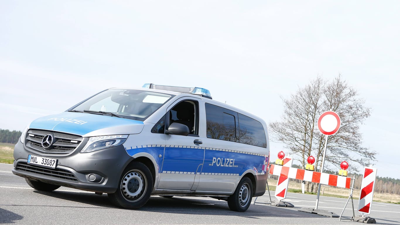 Polizei auf Usedom: Die Einsatzkräfte sperrten am Montag eine Straße nach einem schweren Unfall.