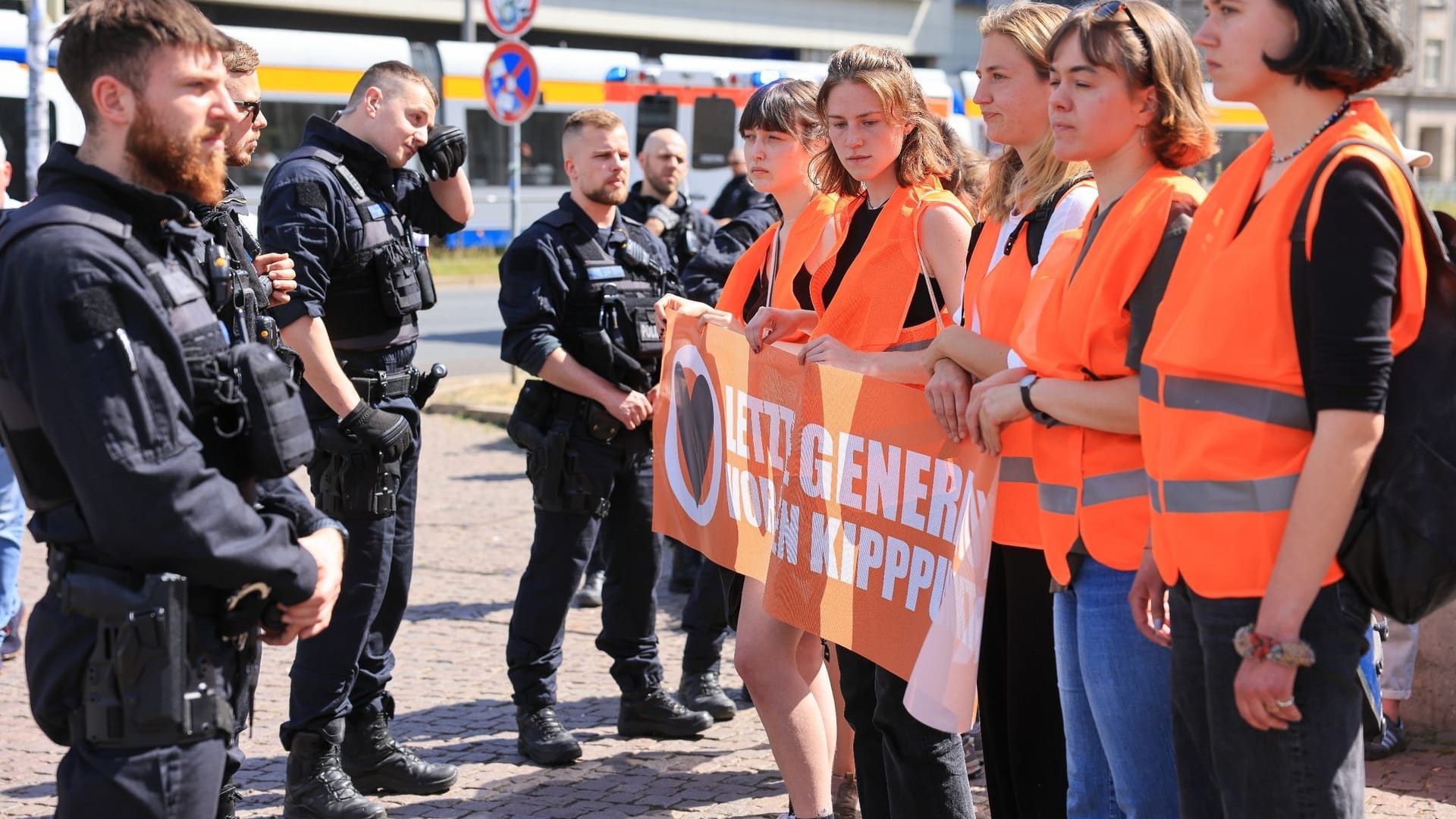 Teilnehmer eines Protestmarsches der "Letzten Generation" (Archivbild): Die Aufmerksamkeit soll nun auf eine bestimmte Gruppe gelenkt werden.