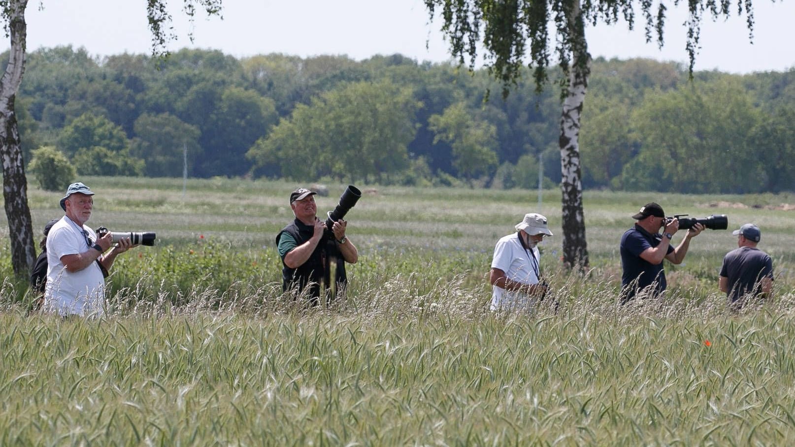 Planespotter am Zaun des Fliegerhorstes Wunstorfs. Fotografieren ist laut Angaben der Bundeswehr ausdrücklich erlaubt.