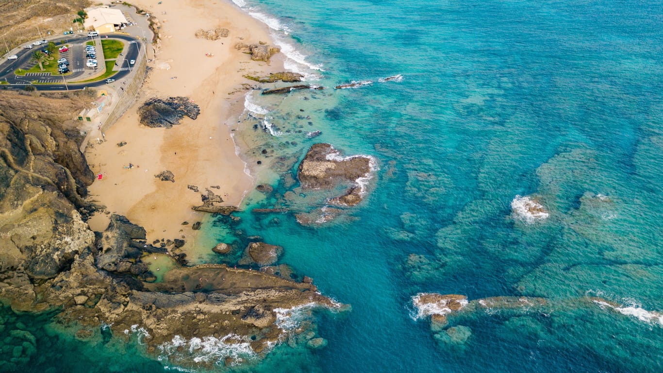 Luftaufnahme von Porto Santo: Die Insel liegt vor Portugal im Atlantik.