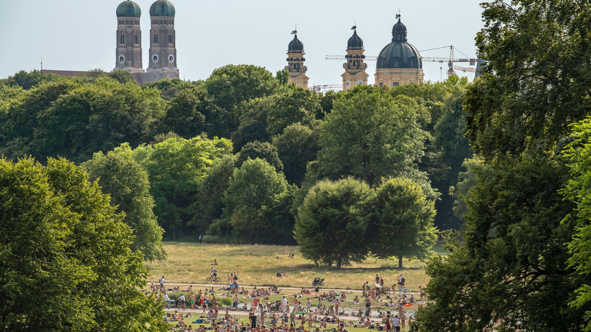 Blick vom Monopteros auf den Englischen Garten beim Schwabinger Bach (Archivbild): Dort tummeln sich zahlreiche Sportler, Badegäste und Partyliebhaber.