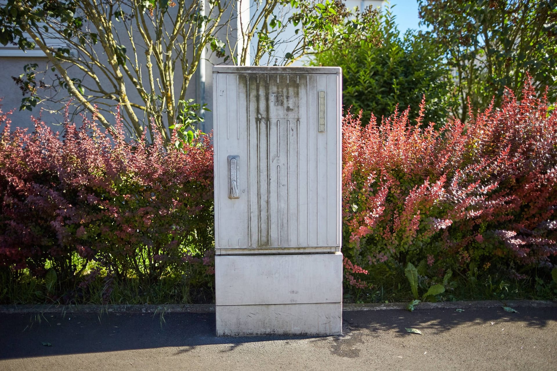 Stromkasten an einer Straße (Symbolbild): Bei dem Unfall in Lamspringe ist ein Stromkasten beschädigt worden.