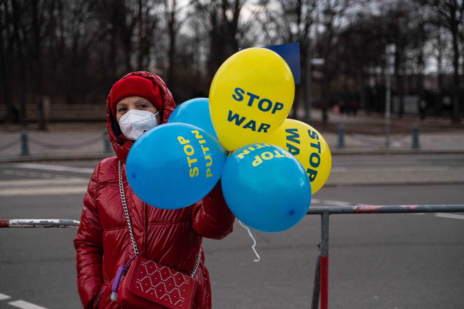 Eine Demonstrantin hält Antikriegsluftballons hoch. (Symbolbild)