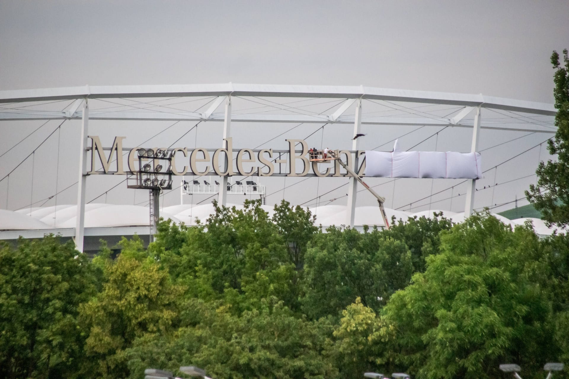 Das Stadion in Stuttgart-Bad Cannstatt: Am Abend wurde an der Mercedes Benz Arena mit dem abhängen des Schriftzuges begonnen.