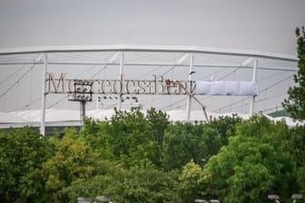Das Stadion in Stuttgart-Bad Cannstatt: Am Abend wurde an der Mercedes Benz Arena mit dem abhängen des Schriftzuges begonnen.
