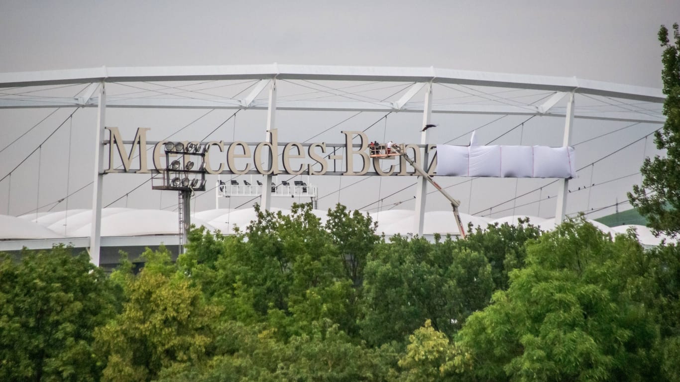 Das Stadion in Stuttgart-Bad Cannstatt: Am Abend wurde an der Mercedes Benz Arena mit dem abhängen des Schriftzuges begonnen.