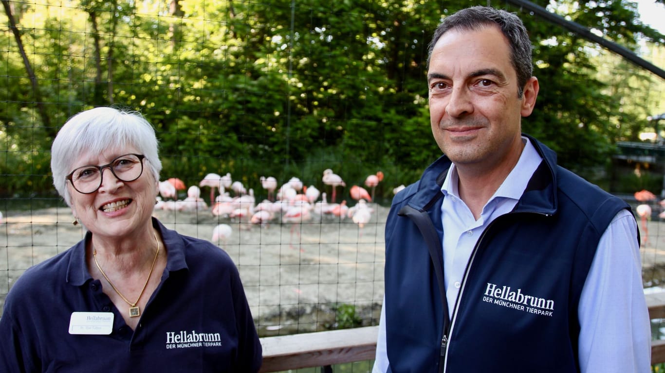 Zooführerin Ilse Tutter und Zoodirektor Rasem Baban vor der Flamingoanlage.