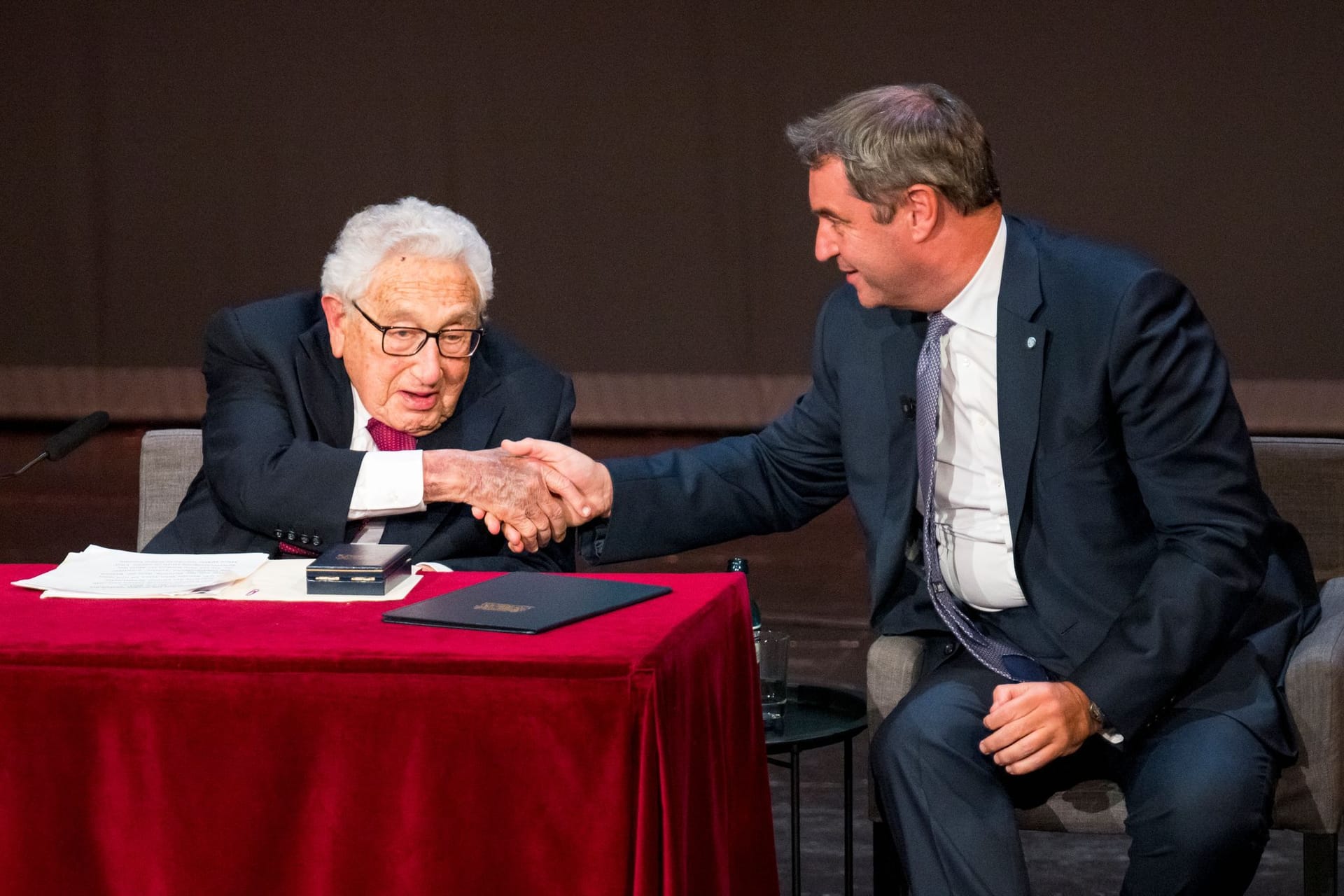 Henry Kissinger erhielt von Bayerns Ministerpräsident Markus Söder den Maximiliansorden für Wissenschaft und Kunst am Abend.