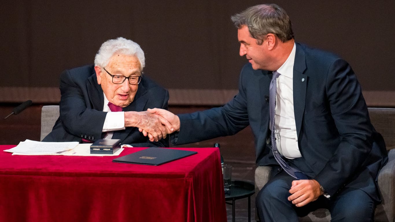 Henry Kissinger erhielt von Bayerns Ministerpräsident Markus Söder den Maximiliansorden für Wissenschaft und Kunst am Abend.