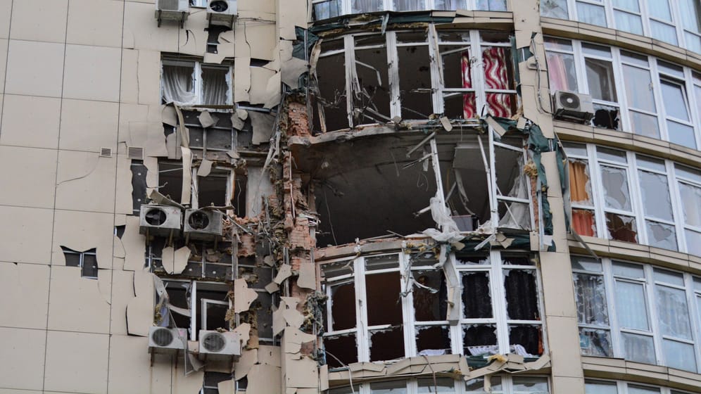 Die zerstörte Fassade eines Wohnhauses in Kiew: Bei russischen Drohnenangriffen auf ukrainische Städte ist es bereits wiederholt zu Todesfällen gekommen.