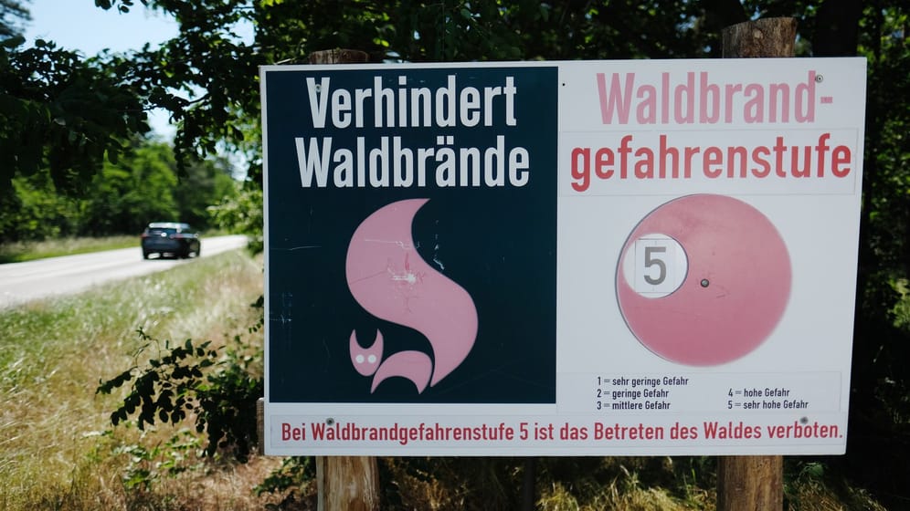 Ein Schild warnt vor erhöhter Waldbrandgefahr
