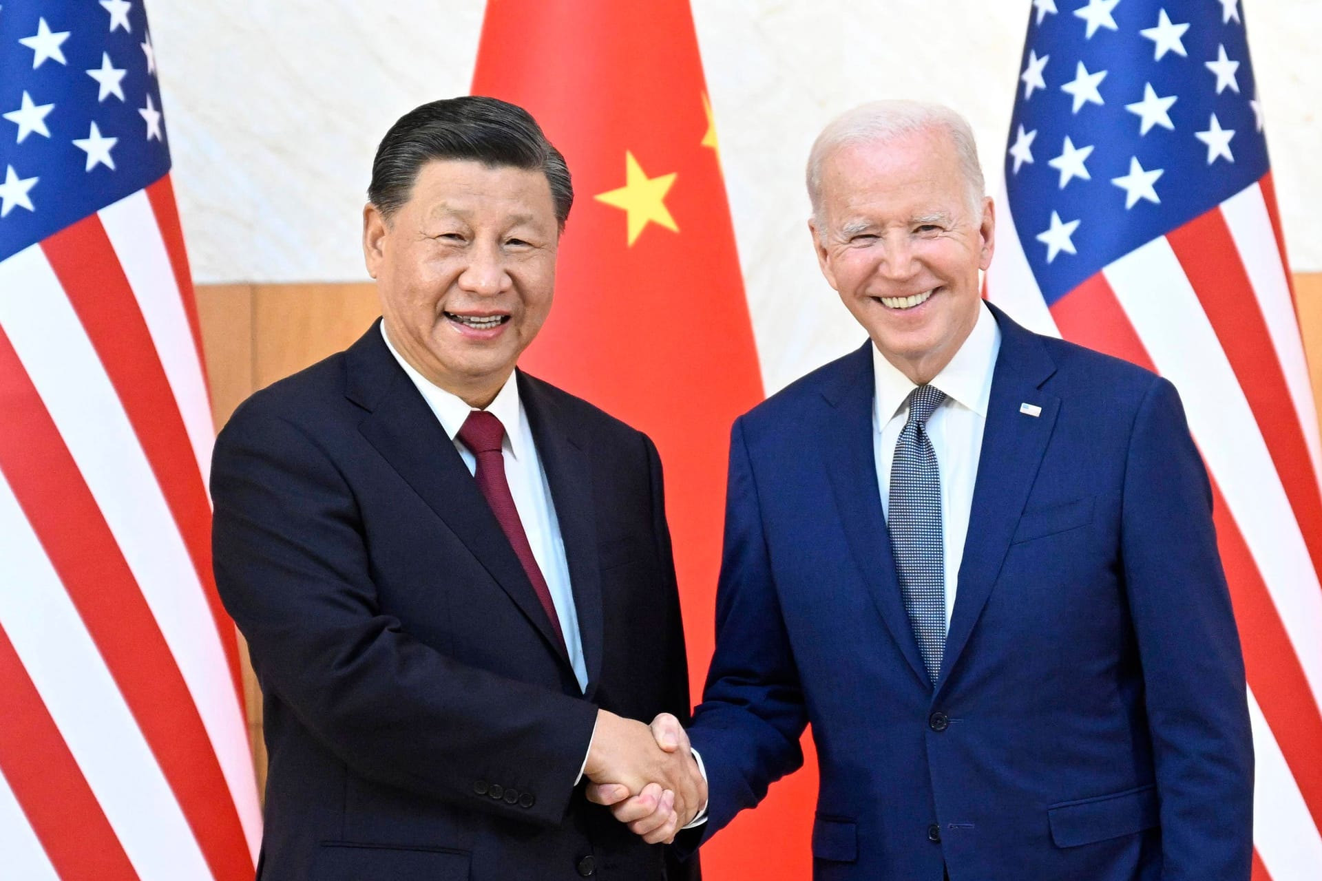 Xi Jinping und Joe Biden (Archivbild): Der US-Präsident hat den chinesischen Präsidenten mit einem Diktator gleichgesetzt.