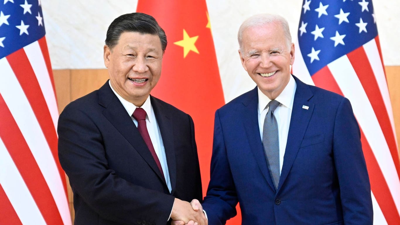 Xi Jinping und Joe Biden (Archivbild): Der US-Präsident hat den chinesischen Präsidenten mit einem Diktator gleichgesetzt.