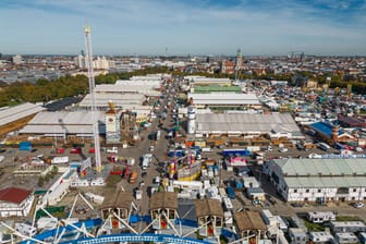 Das Oktoberfest auf der Theresienwiese im Aufbau (Archvibild): Bald starten die Arbeiten auch dieses Jahr wieder.