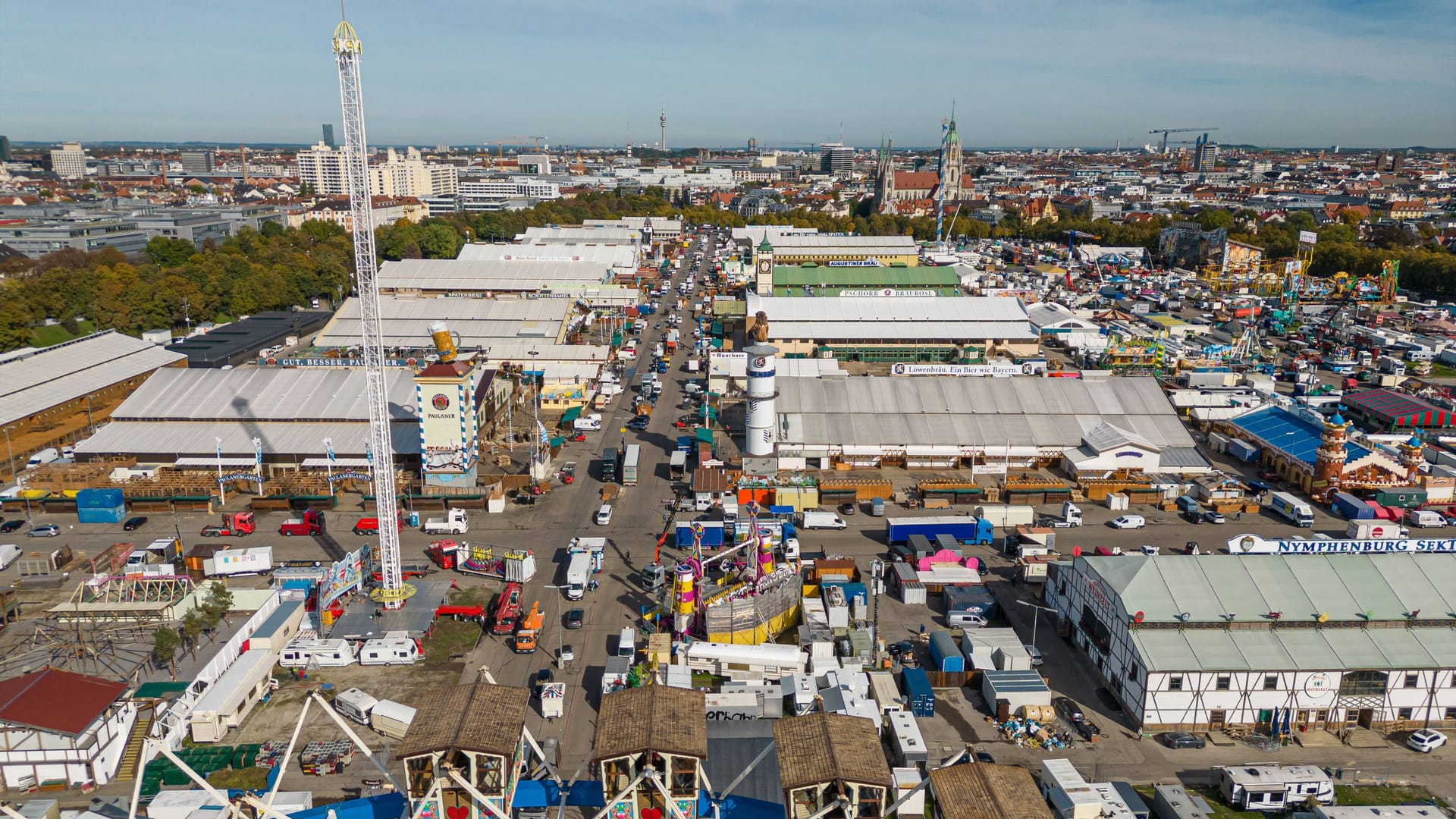 Das Oktoberfest auf der Theresienwiese im Aufbau (Archvibild): Bald starten die Arbeiten auch dieses Jahr wieder.