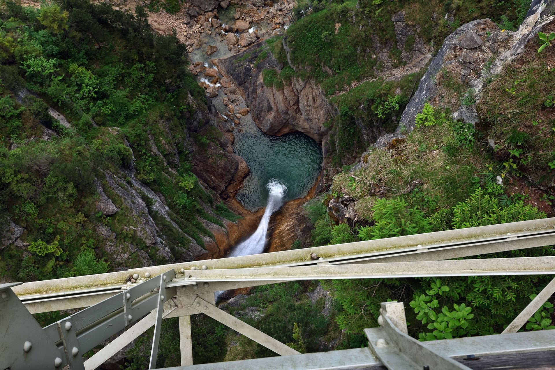 Blick von der Marienbrücke in die Pöllatschlucht: Ein Mann hat zwei Touristinnen in der Nähe von Schloss Neuschwanstein in eine Schlucht gestoßen.