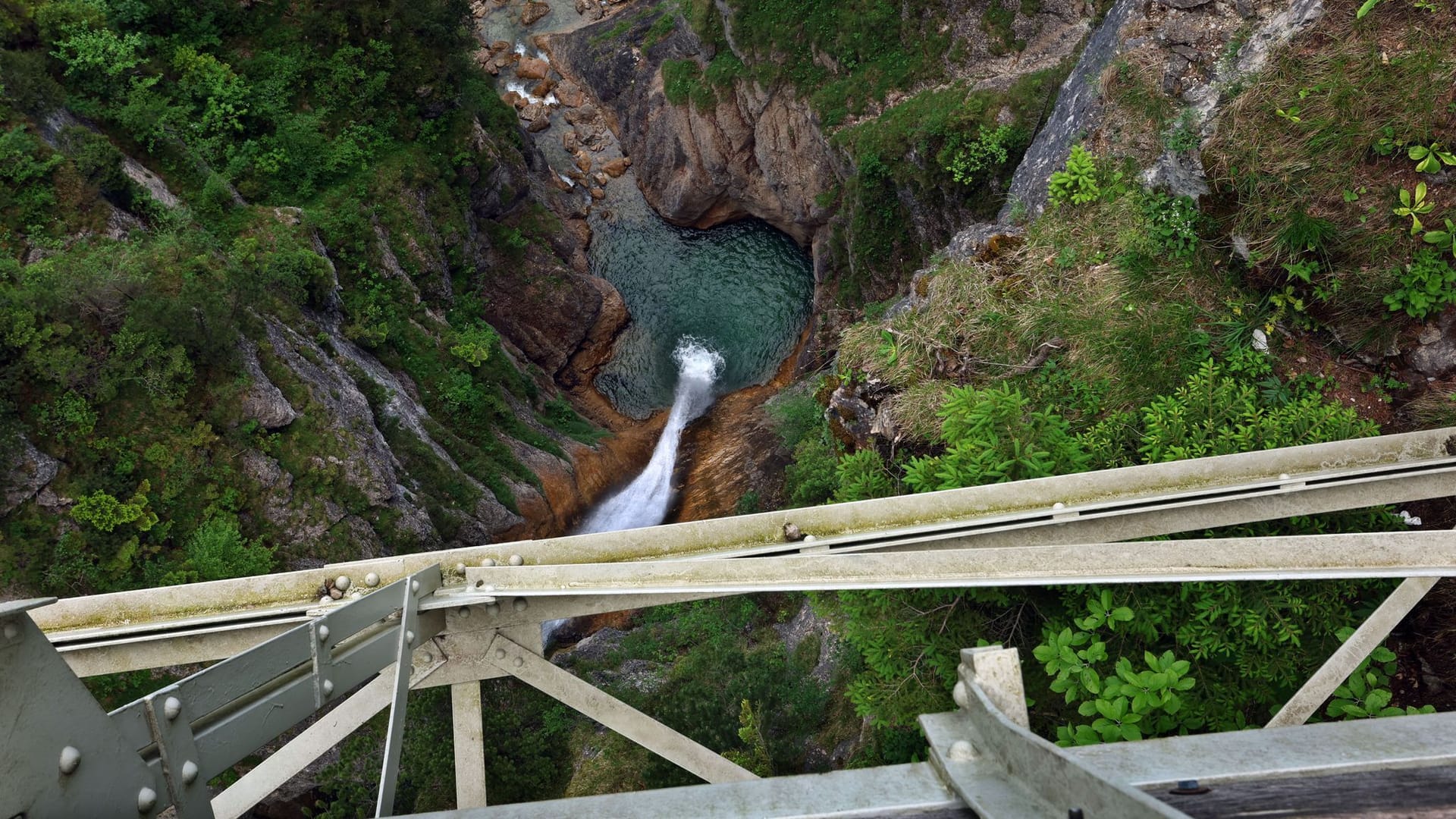 Blick von der Marienbrücke in die Pöllatschlucht: Ein Mann hat zwei Touristinnen in der Nähe von Schloss Neuschwanstein in eine Schlucht gestoßen. Blick von der Marienbrücke in die Pöllatschlucht: Ein Mann hat zwei Touristinnen in der Nähe von Schloss Neuschwanstein in eine Schlucht gestoßen.