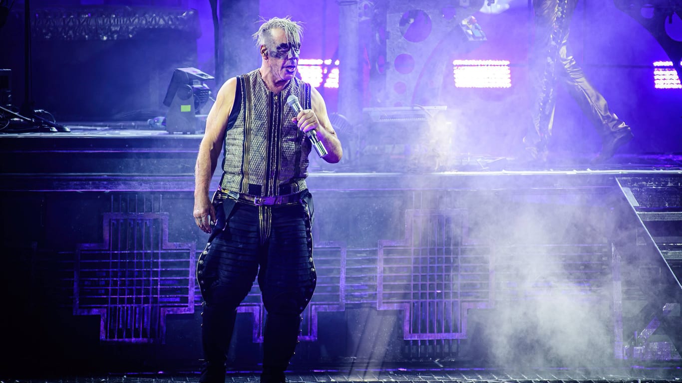 Rammstein-Sänger Till Lindemann bei einem Konzert auf der Bühne (Archivbild): Die Auftritte in München waren von heftigen Protesten begleitet worden.