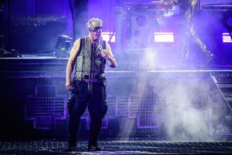 Rammstein-Sänger Till Lindemann bei einem Konzert auf der Bühne (Archivbild): Die Auftritte in München waren von heftigen Protesten begleitet worden.