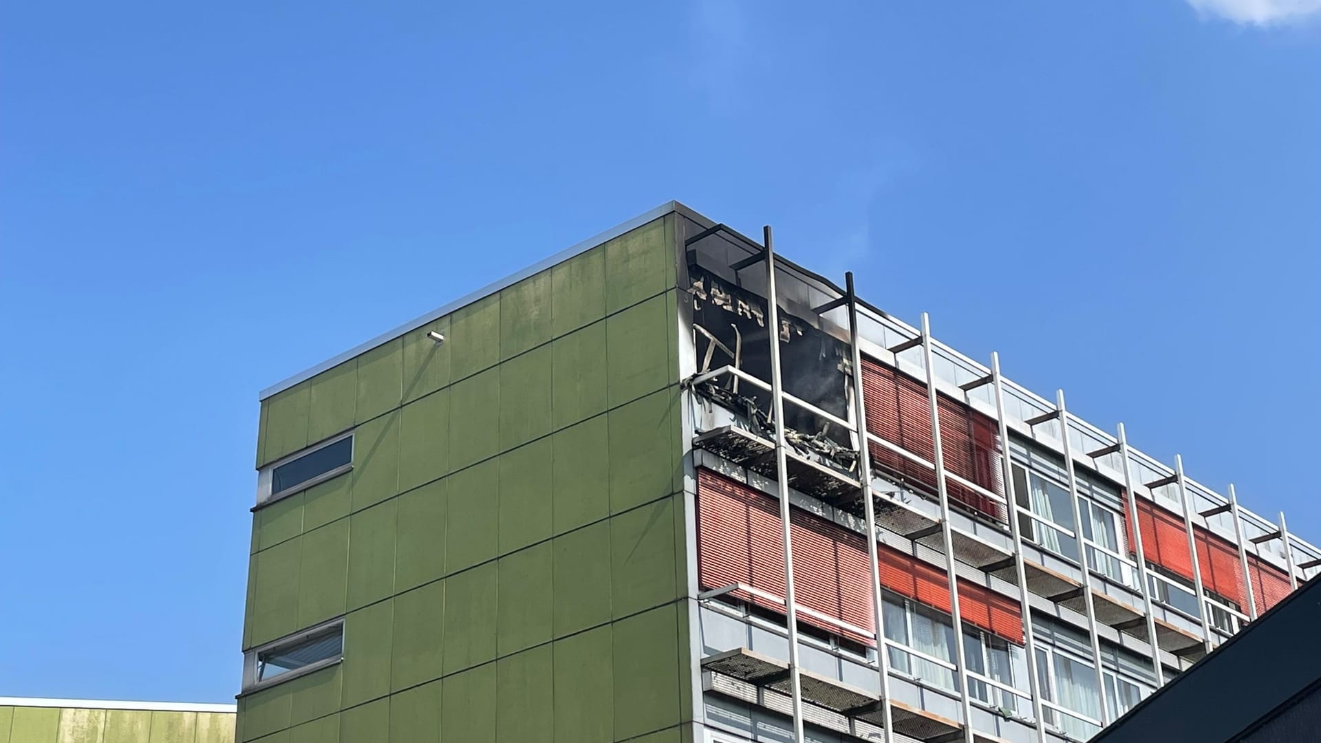 Das ausgebrannte Zimmer: Dieses Foto veröffentlichte die Feuerwehr nach dem Einsatz. Das ausgebrannte Zimmer: Dieses Foto veröffentlichte die Feuerwehr nach dem Einsatz.