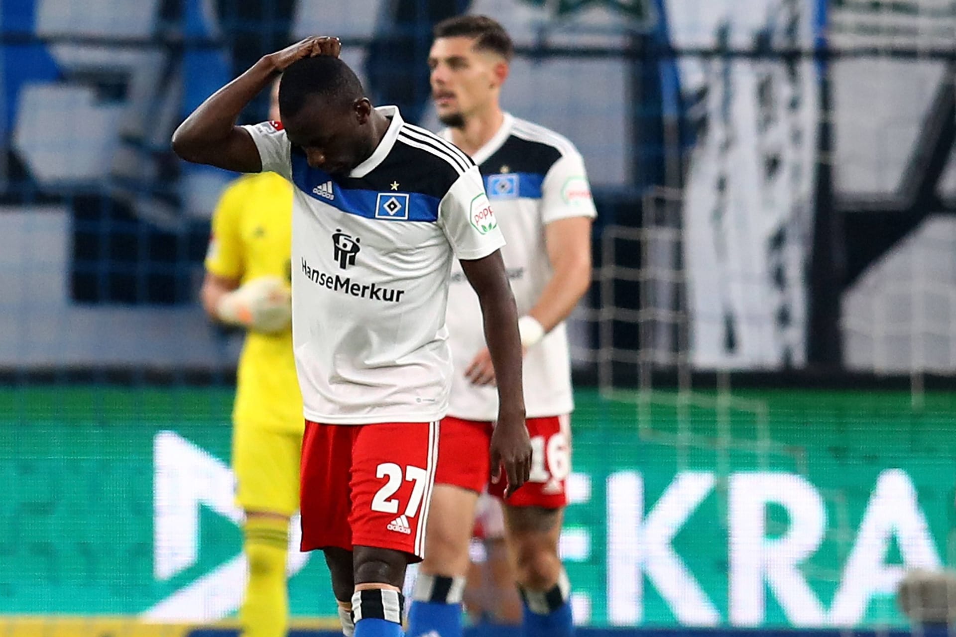 Jean-Luc Dompé (vorne links) nach dem Stuttgarter Ausgleich: Der HSV hat erneut den Aufstieg verpasst.