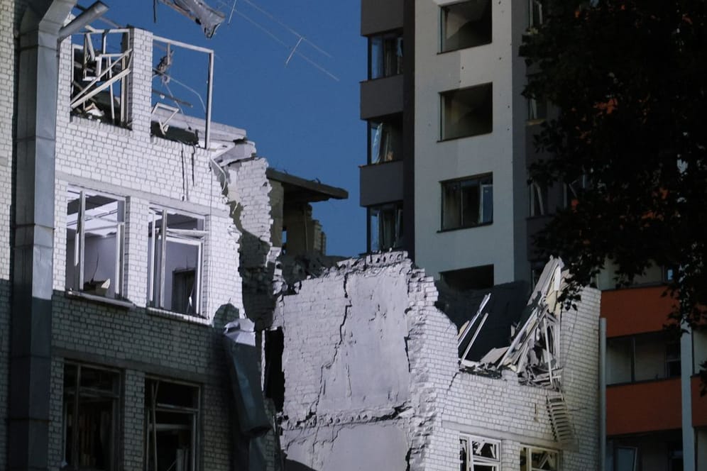Ein beschädigtes Gebäude in Kiew: Seit vielen Tagen wird die Hauptstadt aus der Luft angegriffen.