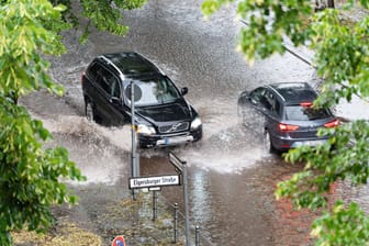 Überflutete Straße in Berlin (Archivbild): Am Dienstag regnete es erneut stark.