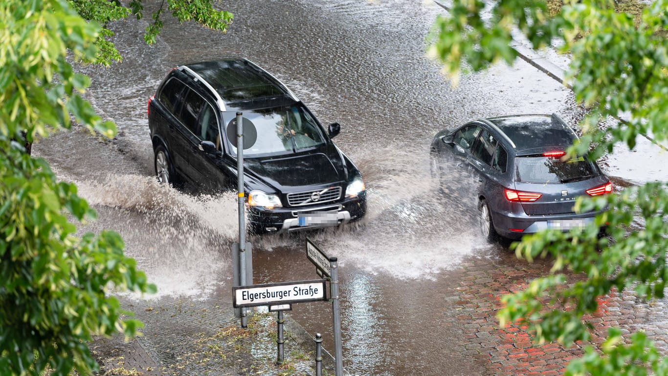 Überflutete Straße in Berlin (Archivbild): Am Dienstag regnete es erneut stark.
