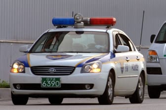 Polizeifahrzeuge und Ambulanz in Seoul (Symbolbild): Eine Frau in Südkorea soll zwei Kinder nach der Geburt getötet haben.