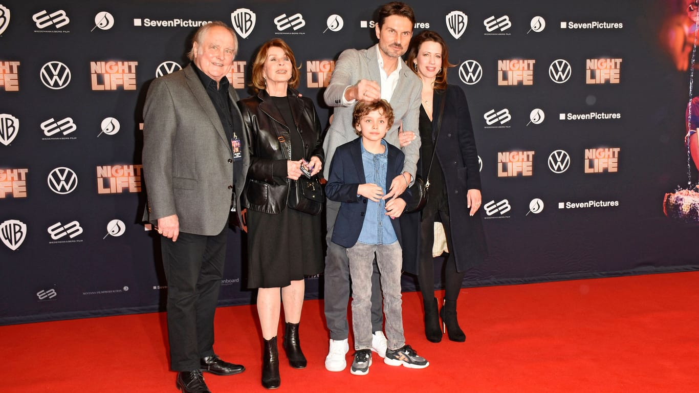 Filmpremiere in München im Februar 2020: Simon Verhoeven mit seinen Eltern sowie mit seiner Partnerin und einem gemeinsamen Sohn.
