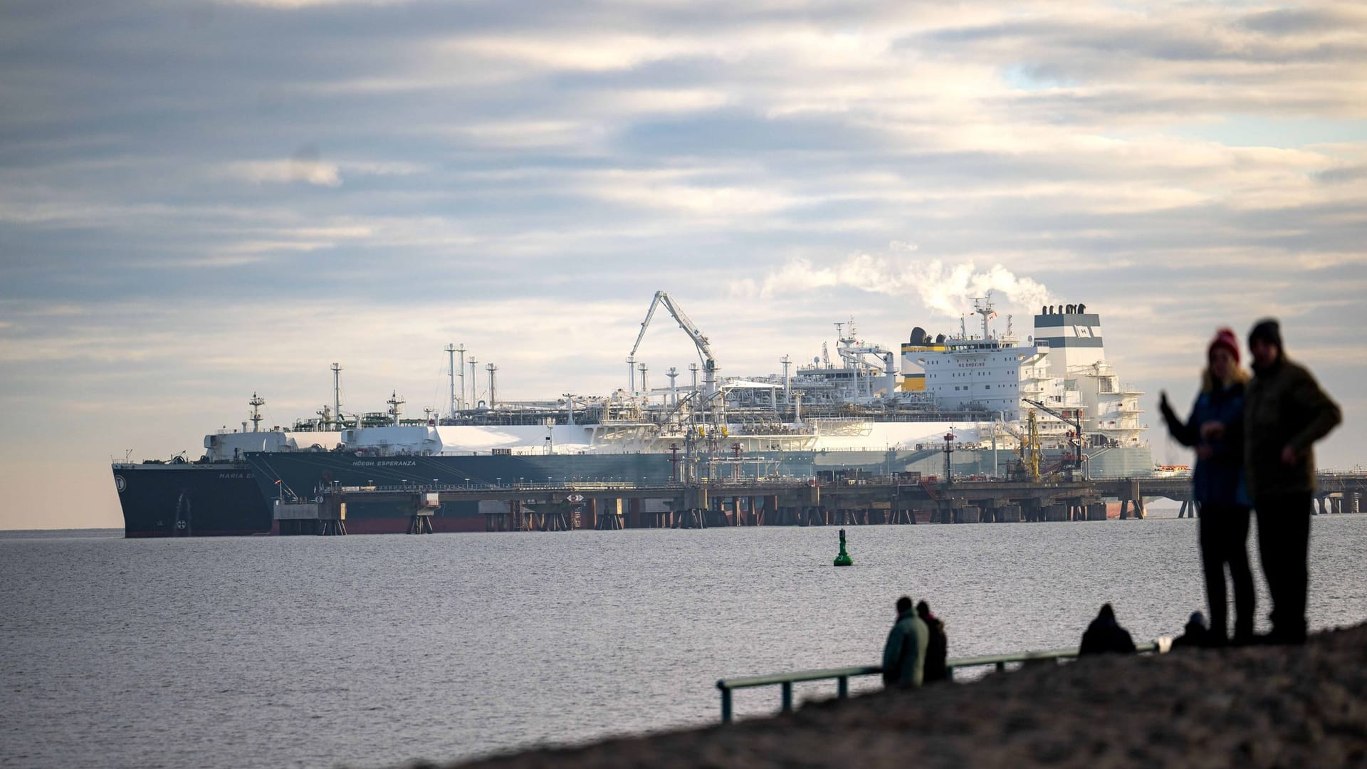 Das mit verflüssigtem Erdgas beladene Tankschiff "Maria Energy" (hinten) liegt am schwimmenden Terminal, dem Spezialschiff "Höegh Esperanza" (Archivfoto).