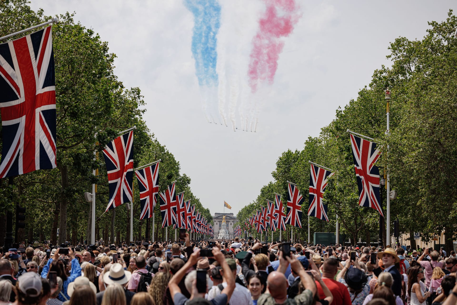 Menschenmassen schauen sich die Flugshow auf der Mall in London an.