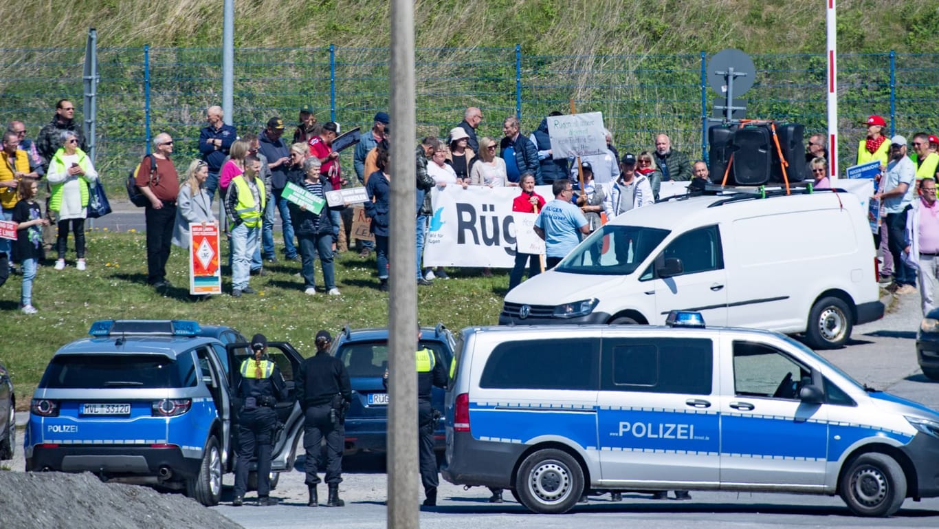 Teilnehmer der Demonstration einer Bürgerinitiative: Sie wollen das LNG-Terminal auf Rügen verhindern.