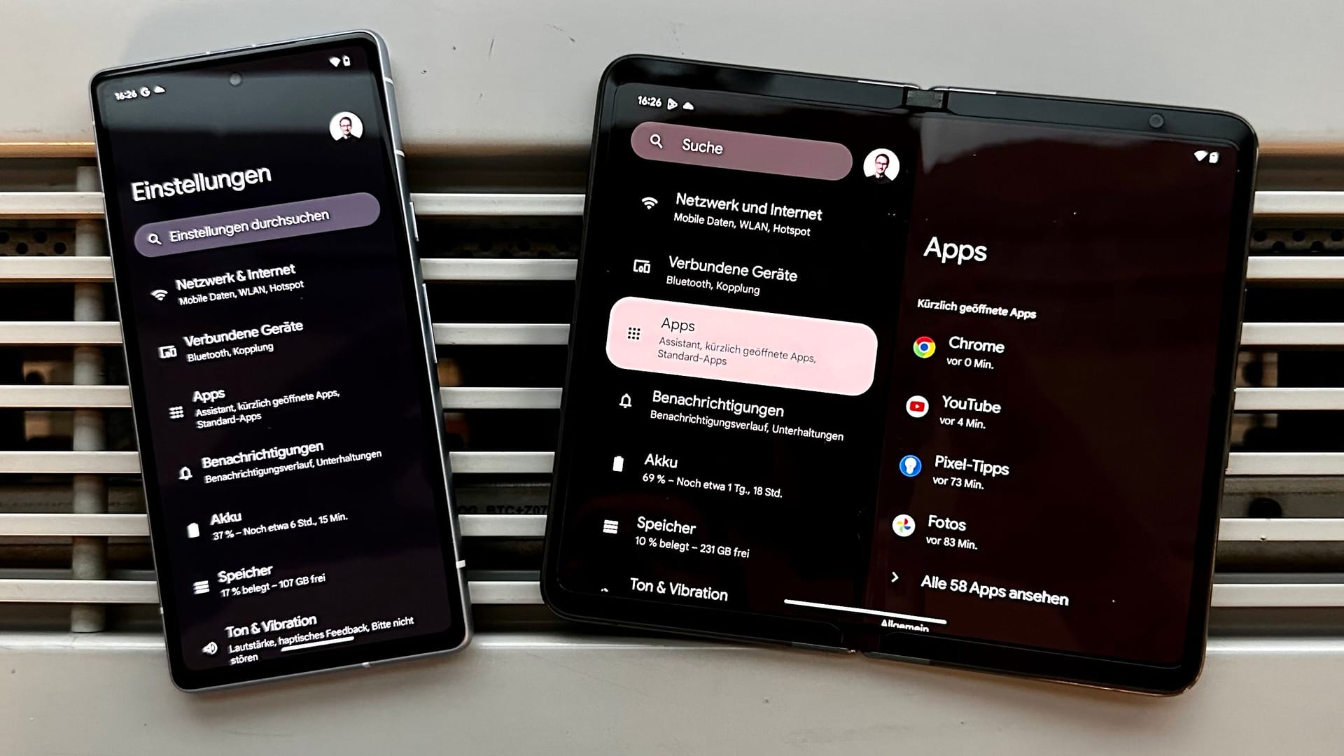 Pixel 7a und Pixel Fold (ausgeklappt). Google-Apps (hier die Einstellungen) bieten meist zusätzliche Informationen.