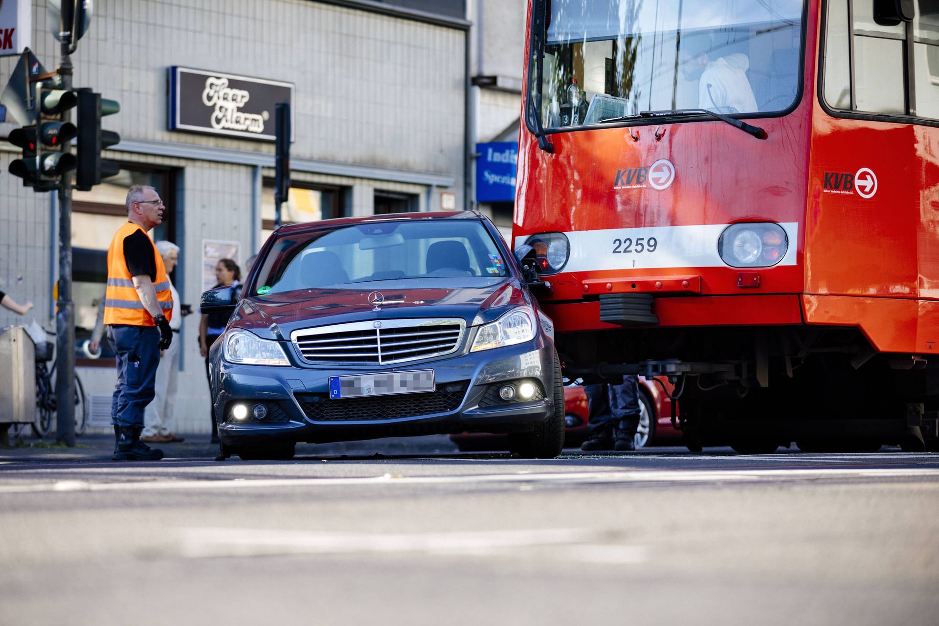 Ein Auto ist mit einer KVB-Bahn zusammengestoßen (Symbolbild): Bei dem Zusammenstoß wurden drei Personen verletzt.