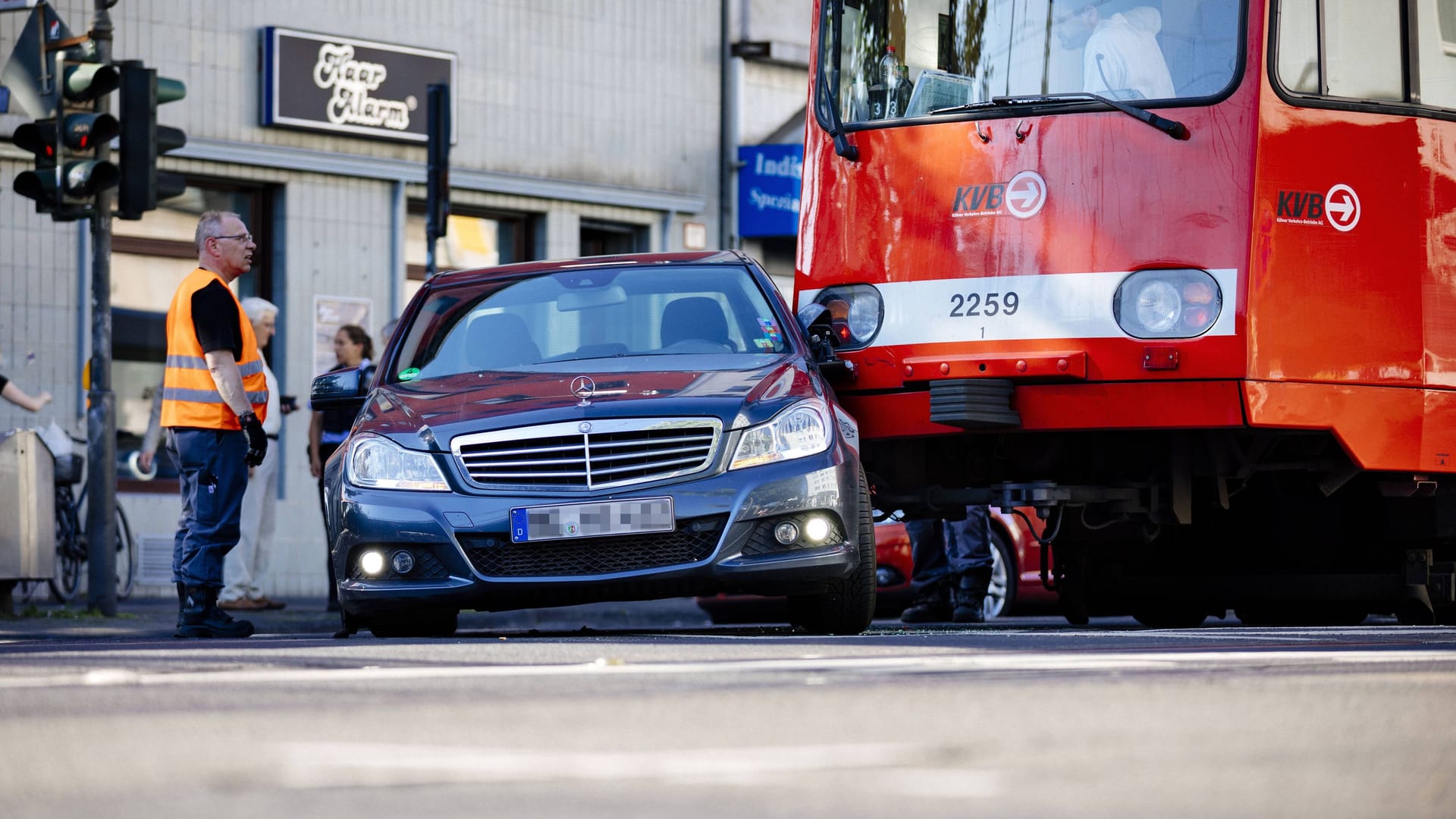 Ein Auto ist mit einer KVB-Bahn zusammengestoßen (Symbolbild): Bei dem Zusammenstoß wurden drei Personen verletzt. Ein Auto ist mit einer KVB-Bahn zusammengestoßen (Symbolbild): Bei dem Zusammenstoß wurden drei Personen verletzt.