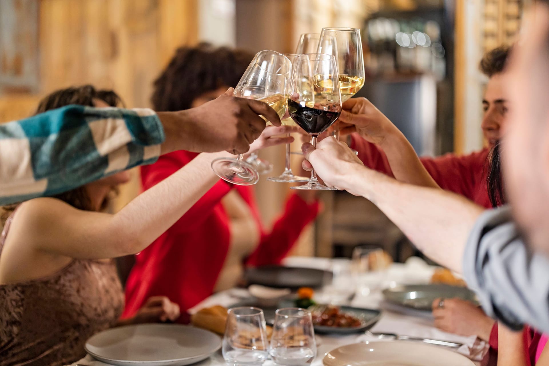 Gäste stoßen in einem Restaurant an (Symbolfoto): Im Fadda schließen sich die Türen.